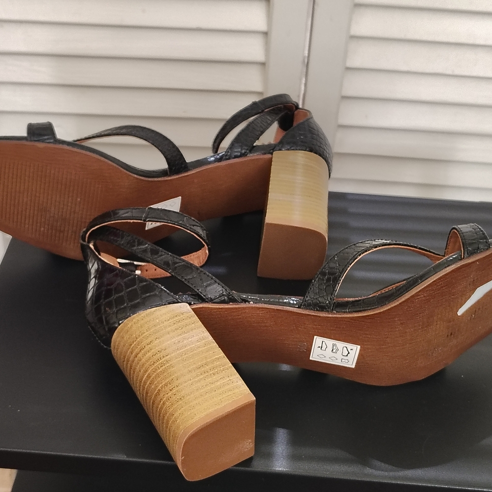 NWT Crevo Black Croc-Embossed Strappy Block Heel Sandals Size 9.5 - Picture 12 of 15